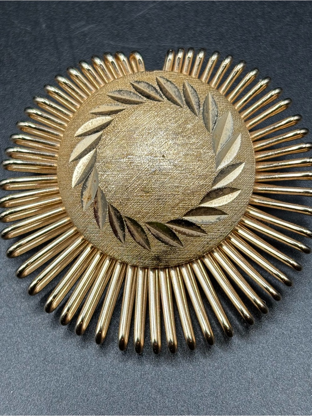 Vintage Gold Tone Sunburst Scarf Clip Mid Century Florentine Laurel Wreath 2”